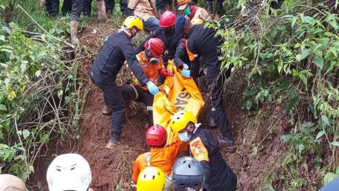 Tim SAR gabungan mengevakuasi jasad korban longsor akibat gempa bumi di Desa Cijedil, Kecamatan Cugenang, Kabupaten Cianjur, Jawa Barat, Selasa, 29 November 2022.