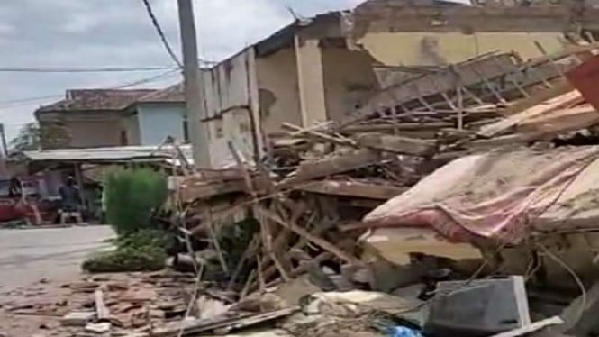 Rumah roboh terdampak gempa 5,6 Magnitudo mengguncang Cianjur, Jawa Barat.