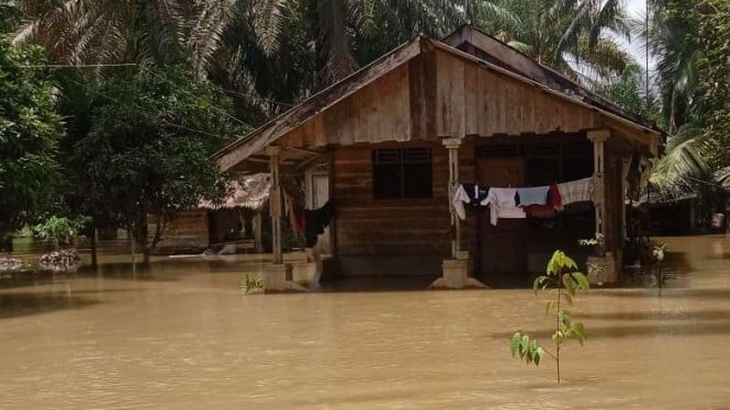 Banjir melanda di Kabupaten Langkat, Sumatera Utara.