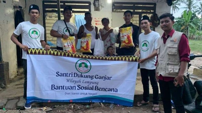 Relawan Santri Dukung Ganjar bagikan sembako ke warga terkena banjir di Lampung