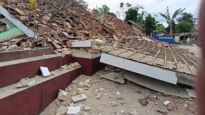 Rumah warga rusak akibat gempa yang melanda Cianjur.