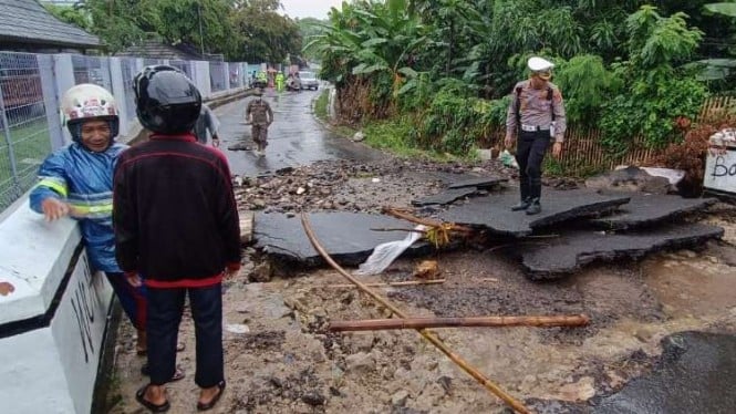 Jembatan rusak akibat banjir di Kota Serang, Banten.