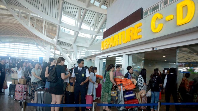 Sejumlah penumpang menunggu jadwal penerbangan di Bandara Ngurah Rai, Bali