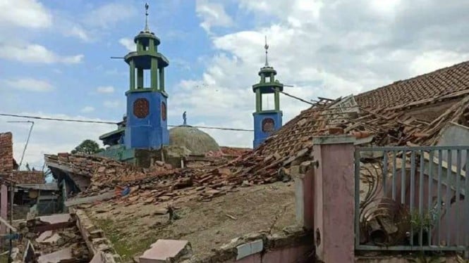 Bangunan rumah ambruk terdampak gempa magnitudo 5,6 Cianjur, Jawa Barat.