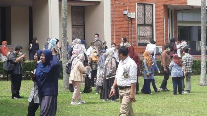 Sejumlah dosen dan mahasiswa di kampus Universitas Indonesia (UI) di Depok, Jawa Barat, berhamburan keluar ruangan akibat gempa pada Senin siang, 21 November 2022.