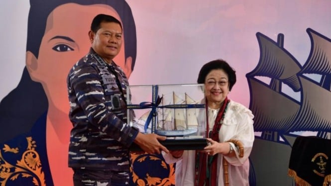 VIVA Militer: Kasal Laksamana TNI Yudo serahkan cinderamata ke Megawati