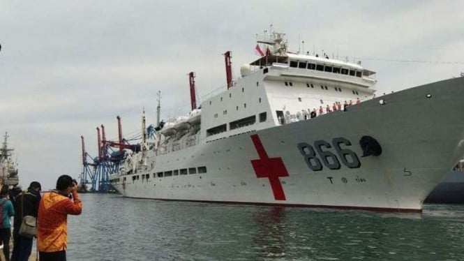 Kapal rumah sakit militer China Peace Ark bersandar di Pelabuhan Tanjung Priok
