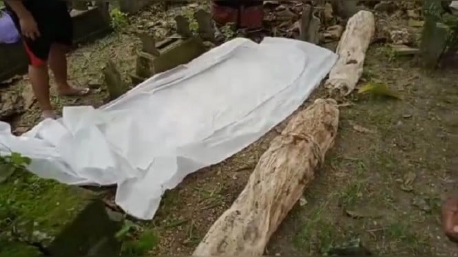 Kain kafan jenazah di Bojonegoro masih utuh setelah belasan tahun dikubur
