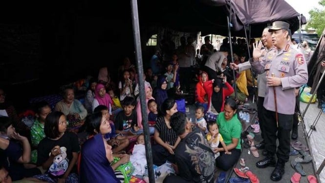 Kapolri Jenderal Listyo Sigit Prabowo mendatangi korban gempa Cianjur