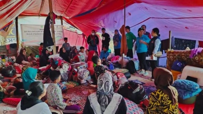 Tim pemantau kesehatan dari Direktorat Kesehatan Jiwa Kemenkes RI melakukan skrining kesehatan jiwa di tenda pengungsian Kecamatan Cugenang, Kabupaten Cianjur, Jawa Barat, Selasa, 29 November 2022.