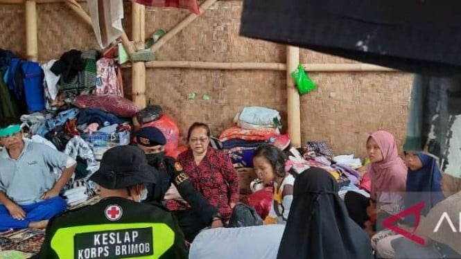 Petugas Kesehatan Lapangan Korps Brimob Polri memeriksa kondisi kesehatan pengungsi Kampung Cipetir, Desa Ciwalet, Kabupaten Cianjur, Jawa Barat, Sabtu, 26 November 2022.