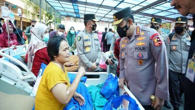 Kapolri Jenderal Listyo Sigit Prabowo meninjau lokasi gempa Cianjur