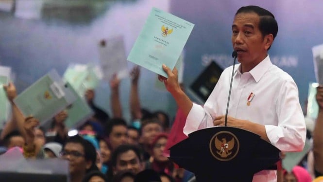 Presiden Joko Widodo berpidato saat Penyerahan sertifikat tanah untuk rakyat di Gelanggang Remaja Pasar Minggu, Jakarta