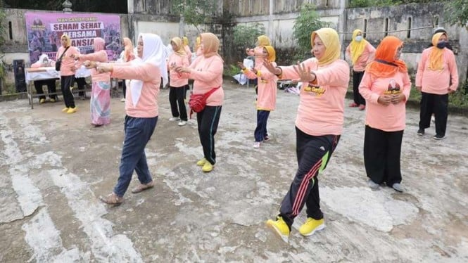 Relawan Mak Ganjar mengadakan kegiatan senam sehat bersama lansia