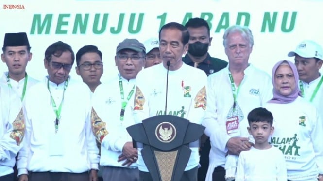 Presiden Joko Widodo (Jokowi) membuka acara jalan sehat Nahdlatul Ulama (NU) pada Minggu, 22 Januari 2023.