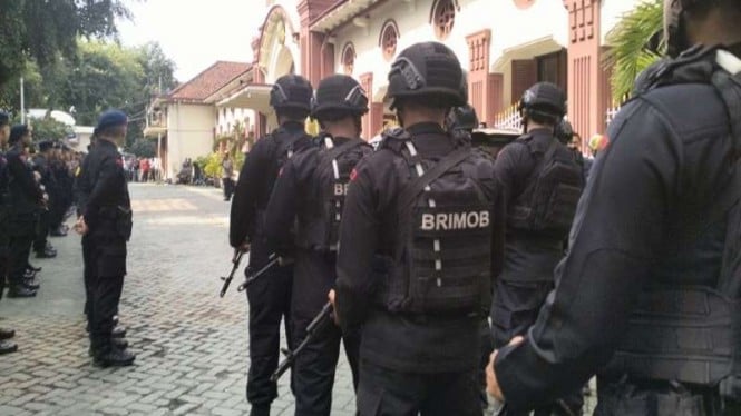 Petugas Kepolisian berjaga di PN Surabaya, Jawa Timur