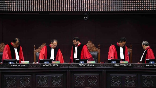 ilustrasi Ketua Majelis Hakim Mahkamah Konstitusi (MK) Anwar Usman (tengah) didampingi (kiri ke kanan) Hakim Konstitusi Arief Hidayat, Aswanto, I Dewa Gede Palguna dan Wahiduddin Adams meninggalkan ruang sidang MK.