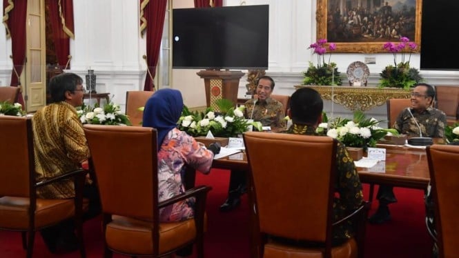Presiden Jokowi menerima anggota Dewan Pers periode 2022-2025 di Istana Merdeka