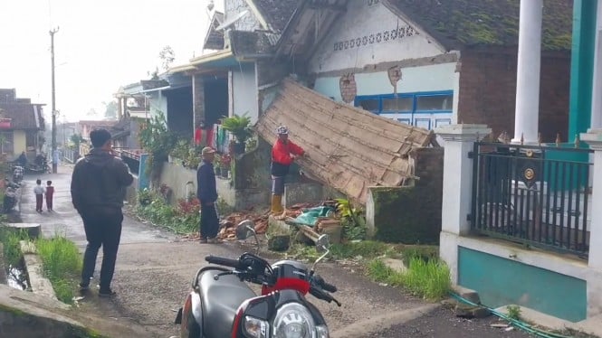 Warga mulai membersihkan bangunan rumah yang terdampak gempa garut