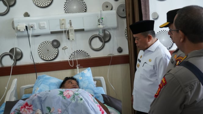 Gubernur Jambi Al Haris Besuk Kapolda Jambi Rusdi Hartono di Rumah Sakit