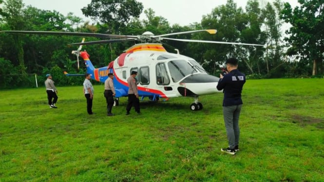 Helikopter yang ditumpangi Kapolda Jatim mendarat darurat.
