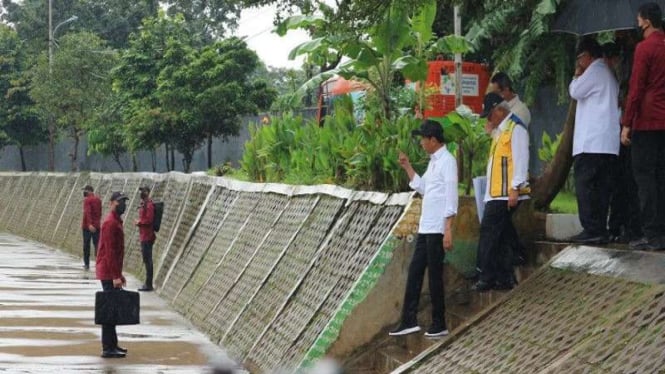 Presiden Jokowi meninjau pembangunan normalisasi Kali Ciliwung di Pengadegan