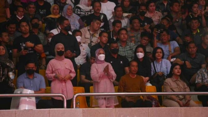 Presiden Jokowi nonton konser Dewa 19 di Medan.