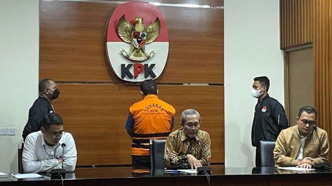 Wakil Ketua KPK Alexander Marwata berbicara kepada wartawan di kantornya, Jakarta, Kamis, 5 Januari 2023, tentang penahanan Direktur PT Tabi Bangun Papua Rijantono Lakka sebagai tersangka penyuap Gubernur Papua Lukas Enembe.