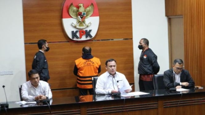 Ketua KPK Firli Bahuri merilis kasus Bupati Memberamo Tengah, Ricky Ham