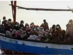 Nelayan Aceh Dilarang Tarik Kapal Rohingya ke Darat