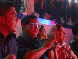 Nonton Konser Dewa 19, Ada Anies Baswedan hingga Ridwan Kamil, Prabowo Duduk Bareng Ibu Ahmad Dhani