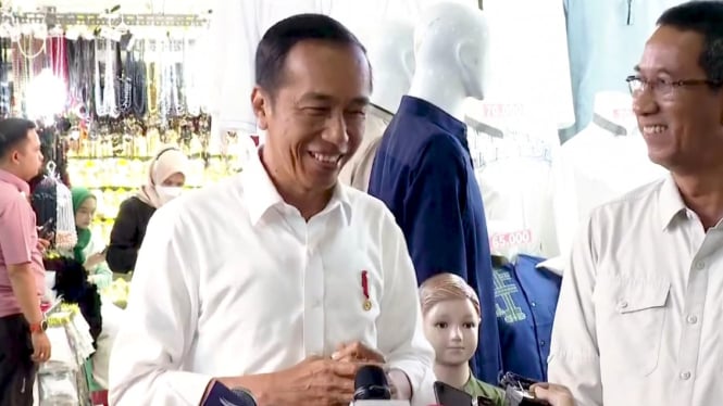 Presiden Jokowi memberikan keterangan pers di Pasar Tanah Abang
