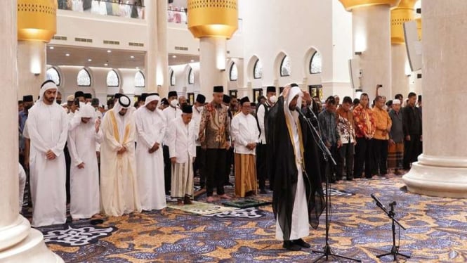 Wapres Maruf Amin salat subuh berjamaah meresmikan Masjid Raya Sheikh Zayed Solo