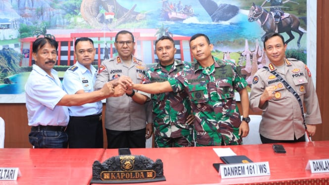 Kapolda NTT Irjen Pol Johni Asadoma dan jajaran TNI gelar jumpa pers terkait tragedi Kupang