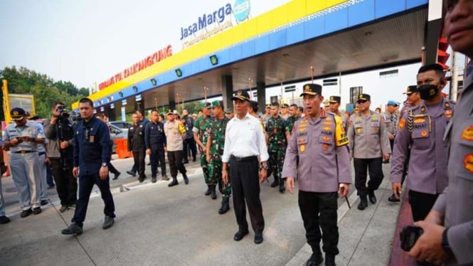 Kapolri Jenderal Listyo Sigit Prabowo meninjau arus mudik di GT Kalikangkung