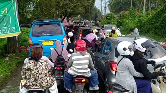 Kemacetan lalulintas di jalan raya menuju Anyer, Banten