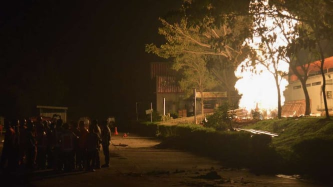 Semburan api yang terjadi di Rest Area KM 86 B Tol Cipali saerah Kecamatan Cipeundeuy, Kabupaten Subang, Jawa Barat, belum padam hingga Kamis, 27 April 2023.