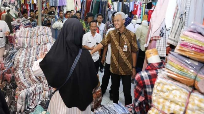 Ganjar Pranowo mengecek harga kebutuhan pokok di Pasar Kliwon, Kabupaten Kudus