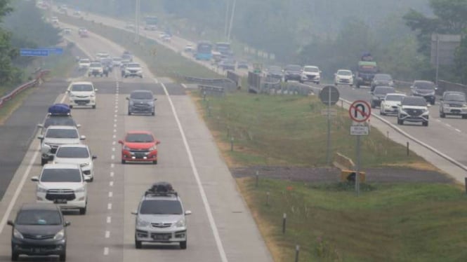 Sejumlah kendaraan pemudik melintas di tol Cipali, Palimanan, Cirebon, Jabar/Ilustrasi mudik.
