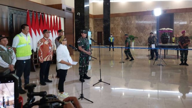 Menteri Luar Negeri Retno Marsudi menyambut 385 WNI yang dievakuasi pulang dampak perang saudara di Sudan tiba di Indonesia melalui Bandara Soekarno-Hatta, Tangerang, Banten, Jumat, 28 April 2023.