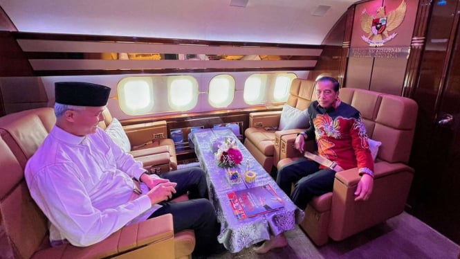 Ganjar dan Jokowi dalam pesawat