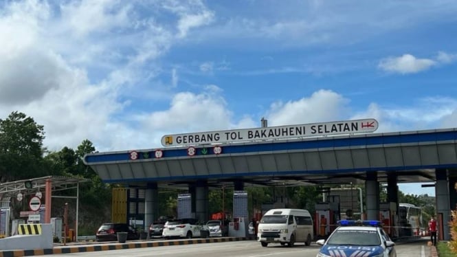 Suasana arus lalu lintas di Gerbang Tol Bakauheni Selatan, Tol Trans Sumatera.