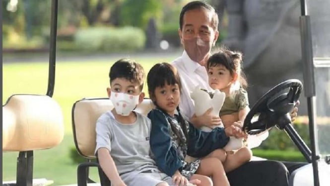 Presiden Jokowi liburan lebaran bersama cucunya.