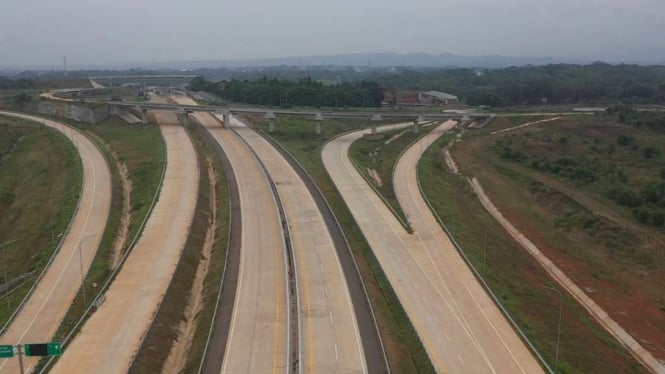 Jalan Tol Jakarta-Cikampek II Selatan Paket 3, yang dikerjakan oleh PT Waskita Karya (Persero) Tbk.