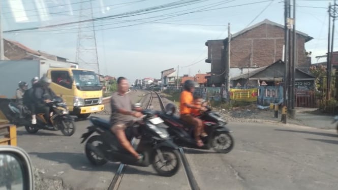 Sejumlah pengendara melewati perlintasan sebidang rel kereta api di Semarang.