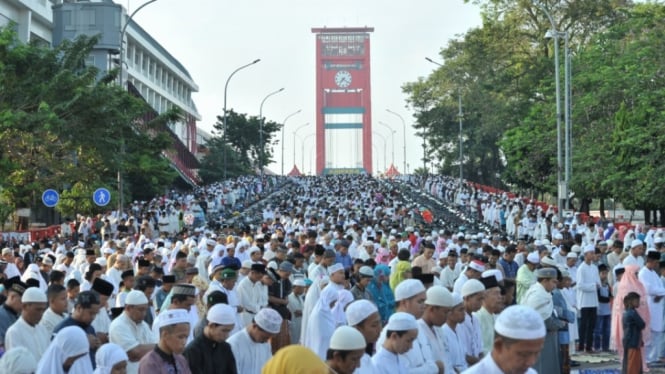 Ilustrasi salat Idul Fitri di berbagai Kota Indonesia