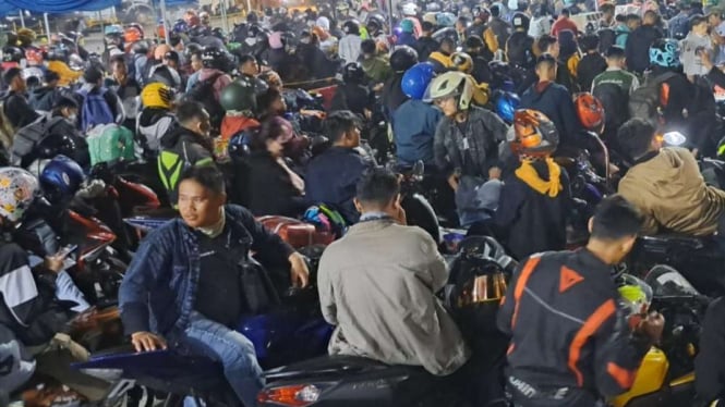 Para pemudik yang mengendarai sepeda motor memadati Pelabuhan Ciwandan, Kota Cilegon, Banten, pada Selasa malam, 18 April 2023.