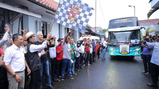 Gubernur Jawa Tengah Ganjar Pranowo melepas mudik gratis