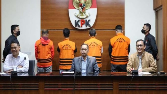 KPK menghadirkan Wali Kota Bandung Yana Mulyana dan lima tersangka korupsi