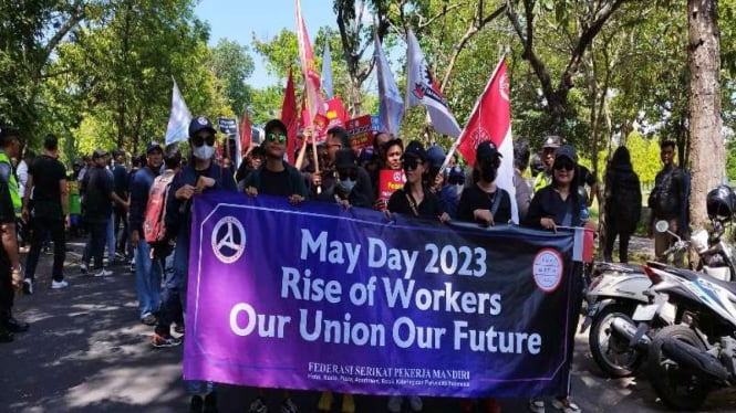 Aksi May Day di depan kantor Gubernur Bali, Senin, 1 Mei 2023.